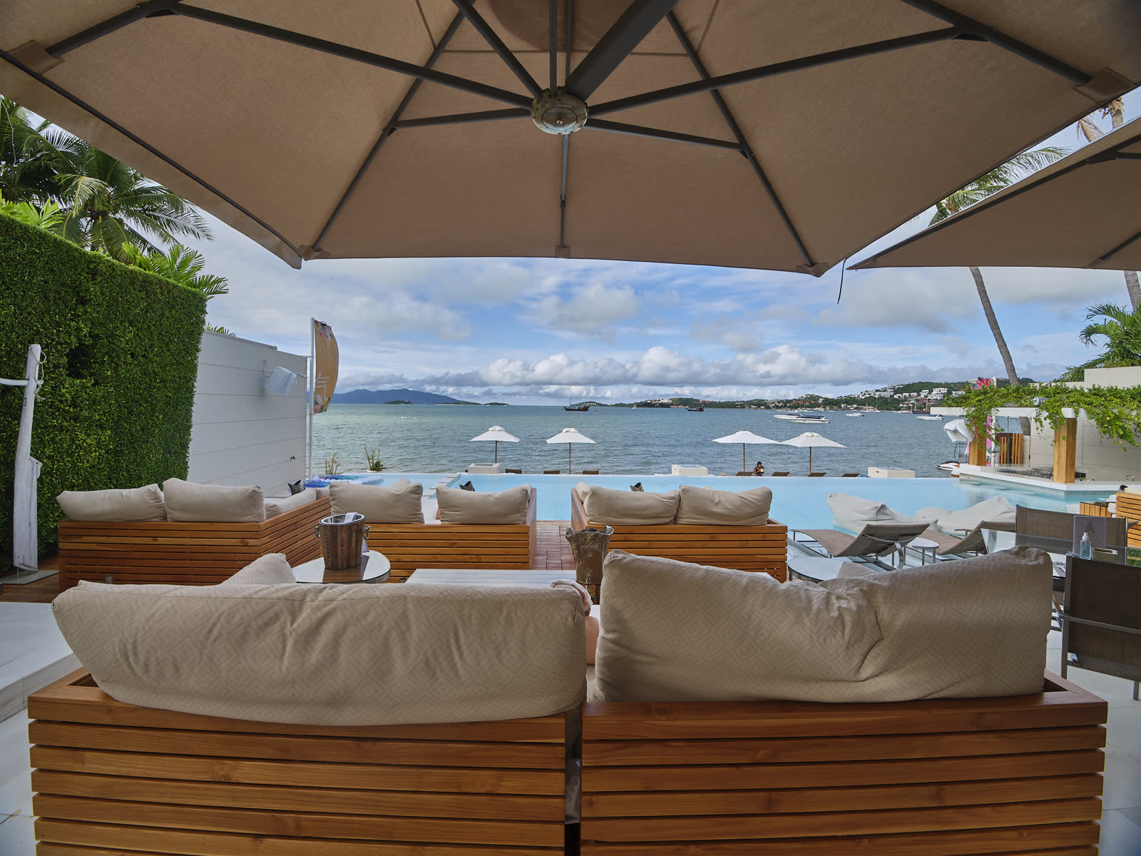 Umbrellas over the infinity edge and the Gulf